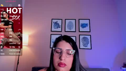 Snapshot of sheyla_hills_ chatting on June 17, 3:53 am Sheyla online show from June 17, 3:53 am