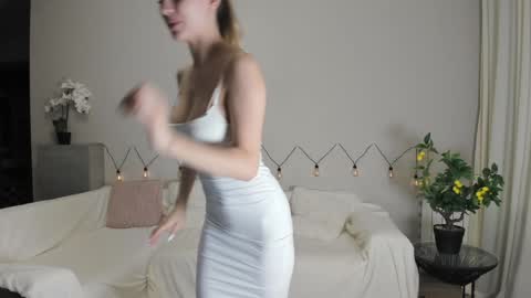 Snapshot of shine_chanel chatting on December 10, 6:28 pm Chanel online show from December 10, 6:28 pm