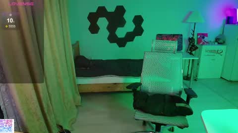 Snapshot of shiromy_ chatting on April 18, 7:07 pm shiromy_ online show from April 18, 7:07 pm