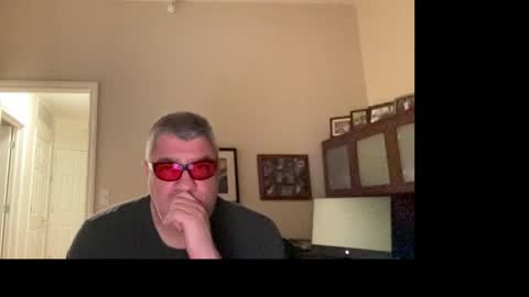 Snapshot of showmet chatting on April 11, 3:33 am Chicago Guy online show from April 11, 3:33 am