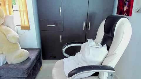 Nahomy online show from February 23, 9:45 pm