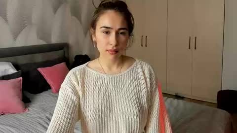 Snapshot of shy_bambiii chatting on March 6, 4:53 am Mika online show from March 6, 4:53 am