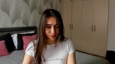 Snapshot of shy_bambiii chatting on March 22, 4:05 am Mika online show from March 22, 4:05 am