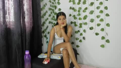 Snapshot of shy_brunnette chatting on May 17, 1:29 pm Canela online show from May 17, 1:29 pm