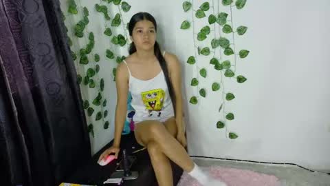 Snapshot of shy_brunnette chatting on June 5, 1:28 pm Canela online show from June 5, 1:28 pm
