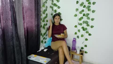 Snapshot of shy_brunnette chatting on June 6, 3:39 pm Canela online show from June 6, 3:39 pm