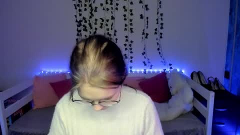 shy_elina01 online show from October 18, 10:38 am