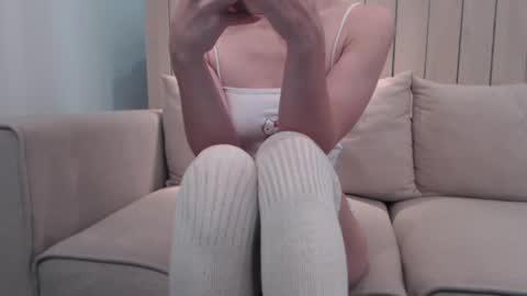 shy_schoolgirl_ online show from December 20, 12:38 pm