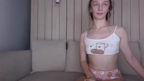 shy_schoolgirl_ online show from December 28, 7:11 pm