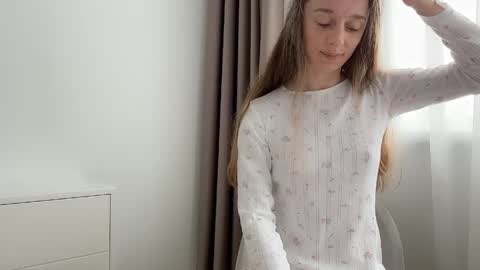 shy_schoolgirl_ online show from May 30, 9:28 am