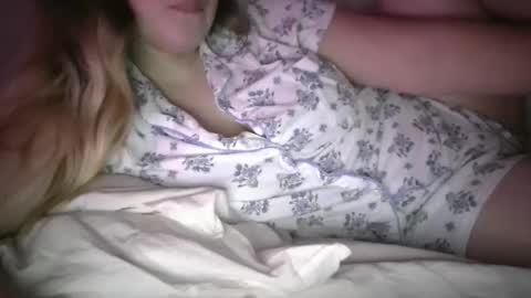 Snapshot of shyelyseee chatting on November 21, 3:05 am Elyse online show from November 21, 3:05 am