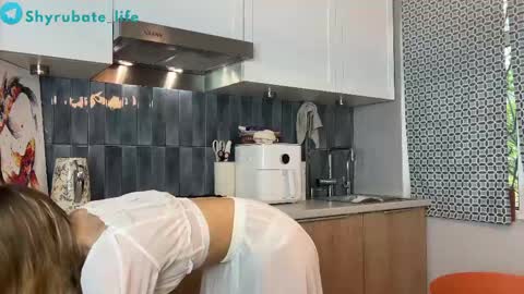 Snapshot of shyrubate chatting on May 4, 6:31 am Aurora online show from May 4, 6:31 am