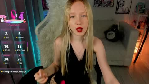 Snapshot of sia_hart chatting on March 28, 5:45 pm Sia online show from March 28, 5:45 pm