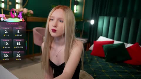 Snapshot of sia_hart chatting on April 3, 5:44 pm Sia online show from April 3, 5:44 pm
