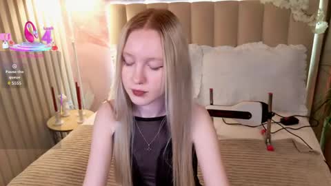 Snapshot of sia_hart chatting on April 14, 5:52 pm Sia online show from April 14, 5:52 pm