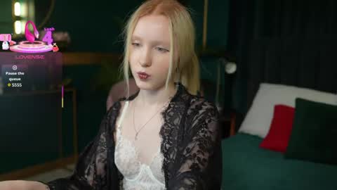 Snapshot of sia_hart chatting on April 20, 5:48 pm Sia online show from April 20, 5:48 pm