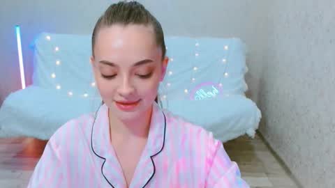Sienna Mia online show from May 29, 5:00 pm