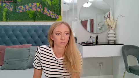 Snapshot of siennapierce chatting on September 14, 4:11 am Sienna online show from September 14, 4:11 am