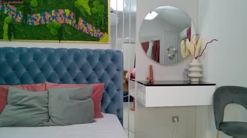 Snapshot of siennapierce chatting on November 4, 5:17 am Sienna online show from November 4, 5:17 am