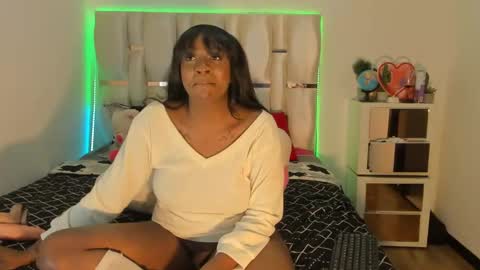 Snapshot of sierra_violet chatting on December 9, 11:15 am sierra_violet online show from December 9, 11:15 am