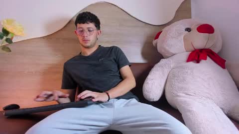 Snapshot of siimon_grey chatting on September 13, 7:35 pm siimon_grey online show from September 13, 7:35 pm