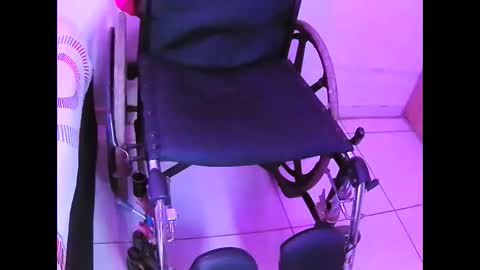 Snapshot of silla733914 chatting on April 8, 12:54 am Elektra chair online show from April 8, 12:54 am