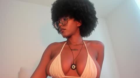 Snapshot of silverosequeen chatting on March 16, 2:21 pm silverosequeen online show from March 16, 2:21 pm