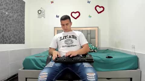 Snapshot of simonkeler chatting on October 18, 2:25 am SIMON KELER online show from October 18, 2:25 am