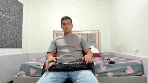 Snapshot of simonkeler chatting on December 2, 10:53 am SIMON KELER online show from December 2, 10:53 am