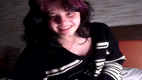 Snapshot of sincerelyyneon chatting on April 6, 11:11 am Sincerelyneon online show from April 6, 11:11 am