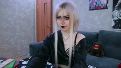 SindyLou online show from July 17, 3:29 pm