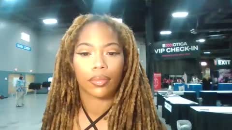 Snapshot of sipofsummer chatting on October 26, 5:19 pm  U M M E R online show from October 26, 5:19 pm