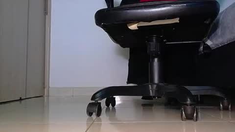 Snapshot of sir_kev66 chatting on October 19, 7:20 am only foot worshipers here online show from October 19, 7:20 am