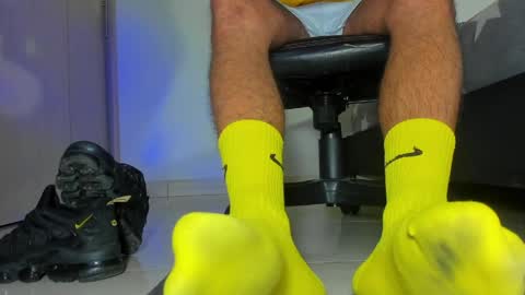 Snapshot of sir_kev66 chatting on April 1, 6:58 am only foot worshipers here online show from April 1, 6:58 am