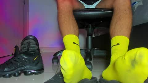 Snapshot of sir_kev66 chatting on April 3, 12:03 pm only foot worshipers here online show from April 3, 12:03 pm