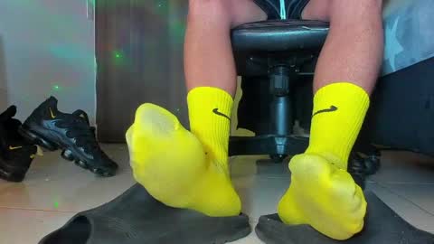 Snapshot of sir_kev66 chatting on April 17, 12:46 am only foot worshipers here online show from April 17, 12:46 am