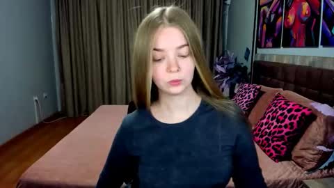 Snapshot of sirenabloom chatting on May 1, 4:28 am SirenaBloom online show from May 1, 4:28 am