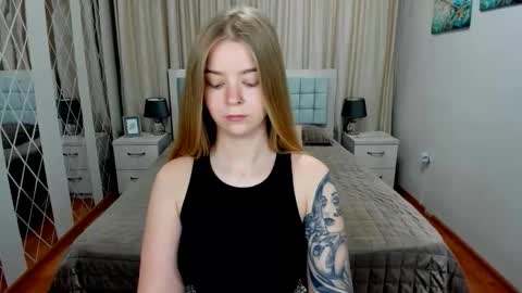Snapshot of sirenabloom chatting on June 10, 4:34 am SirenaBloom online show from June 10, 4:34 am