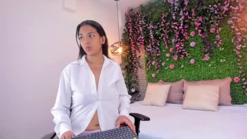 Sire online show from March 28, 1:33 pm