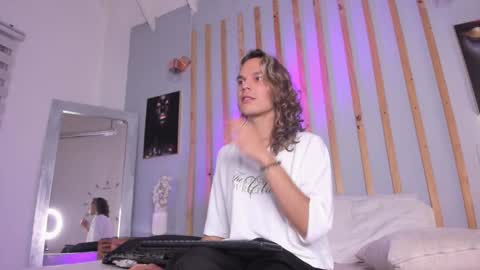 Snapshot of sirphigrant chatting on October 17, 11:35 am Sirphi Grant online show from October 17, 11:35 am