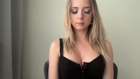 Snapshot of sisi_bunny chatting on June 1, 5:14 pm Sisi Bunny online show from June 1, 5:14 pm