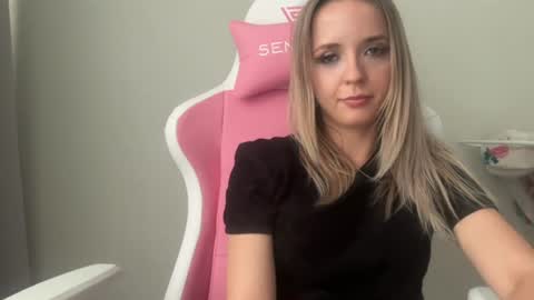 Snapshot of sisi_bunny chatting on June 11, 4:49 pm Sisi Bunny online show from June 11, 4:49 pm