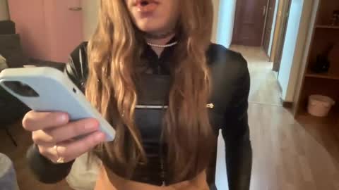 Snapshot of sissyenfalda chatting on June 15, 6:10 pm sarasissy6969 online show from June 15, 6:10 pm