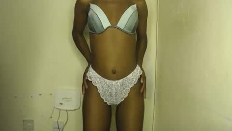 Snapshot of sizzly_ass chatting on March 18, 12:30 pm sizzly_ass online show from March 18, 12:30 pm