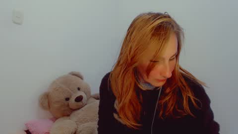 Snapshot of skarlett2072 chatting on December 23, 11:47 am Arlett online show from December 23, 11:47 am