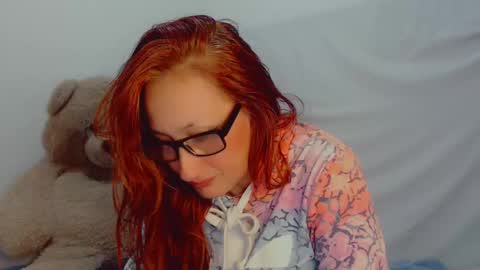 Snapshot of skarlett2072 chatting on February 18, 4:37 am Arlett online show from February 18, 4:37 am