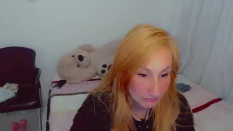 Snapshot of skarlett2072 chatting on December 3, 7:16 am Arlett online show from December 3, 7:16 am