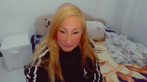 Snapshot of skarlett2072 chatting on December 13, 10:59 pm Arlett online show from December 13, 10:59 pm