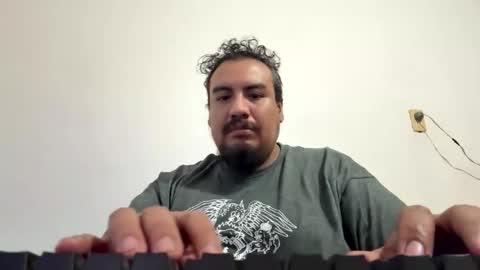 Snapshot of skinhell chatting on December 4, 12:31 am Elias online show from December 4, 12:31 am