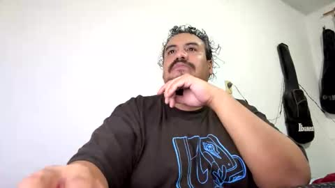 Snapshot of skinhell chatting on December 5, 12:08 am Elias online show from December 5, 12:08 am